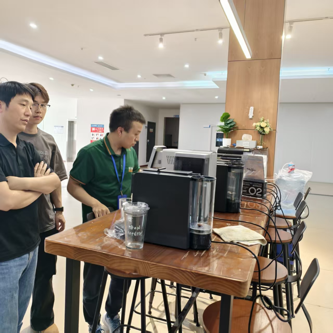 Woyang'anira wamkulu wa Aosom E-COMMERCE INC. Tang Ayendera Seaver & Amayendera Makina A Khofi Odzipangira okha SV205